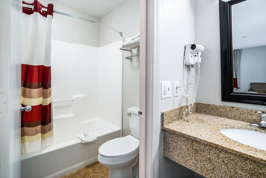 Red Roof Inn Spartanburg I 26 — Bathroom