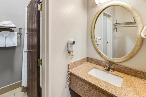 Red Roof Inn Springfield MO — Bathroom