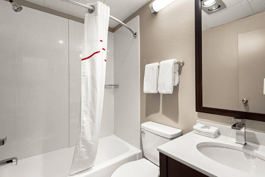 Red Roof Inn Suffolk — Bathroom