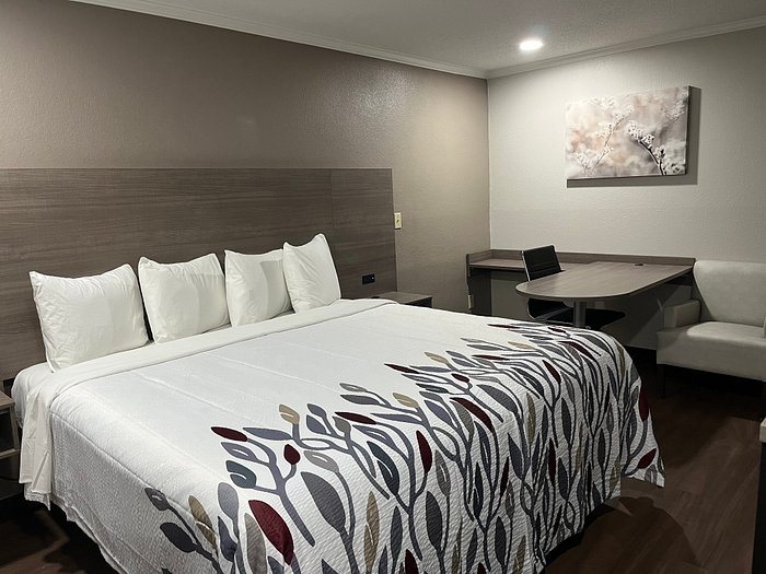 Red Roof Inn Suffolk — Guest room