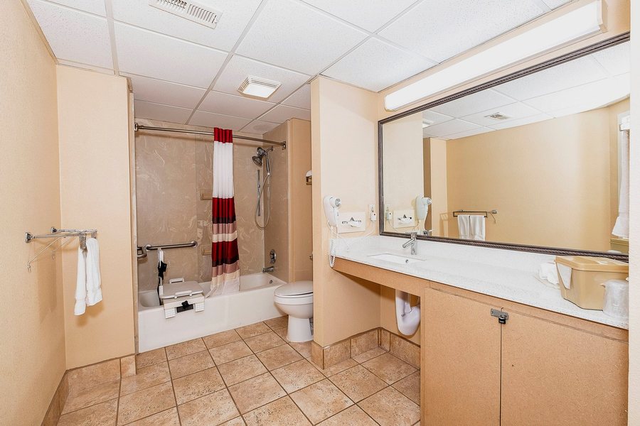Red Roof Inn Suites Carrollton GA West Georgia — Bathroom