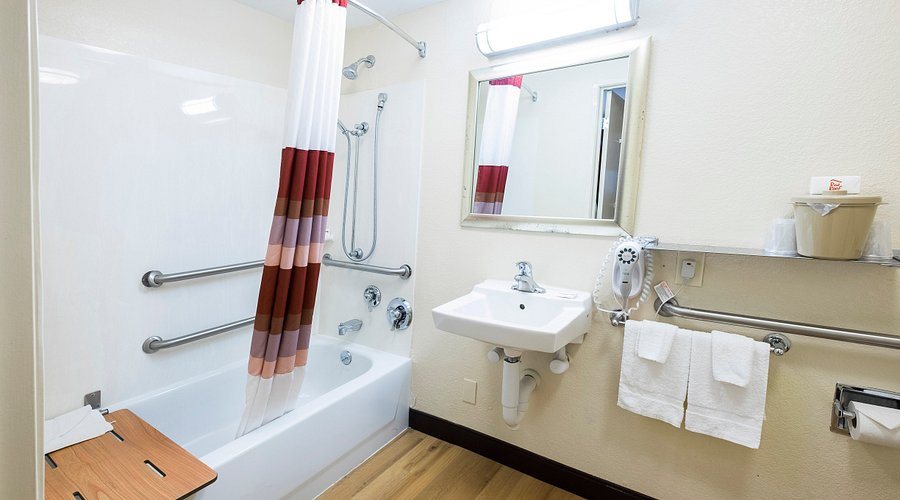 Red Roof Inn Suites Cleveland TN — Bathroom