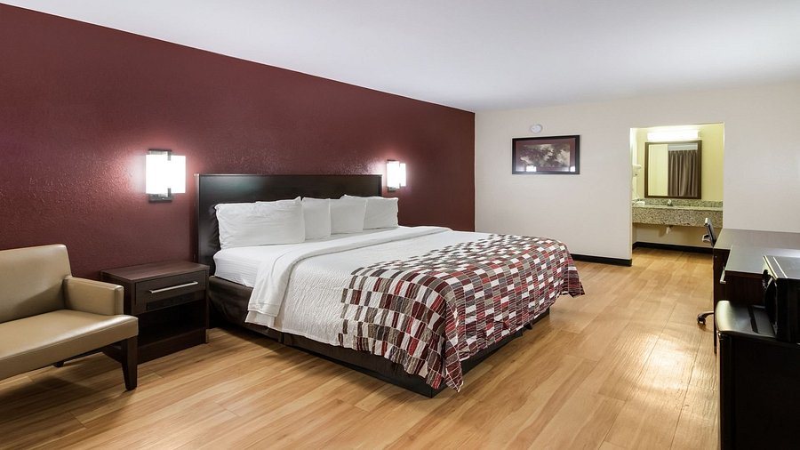 Red Roof Inn Suites Commerce Athens — Guest room