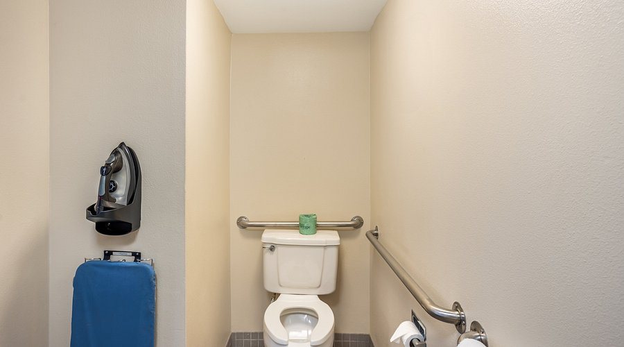 Red Roof Inn Suites Danville Il — Bathroom