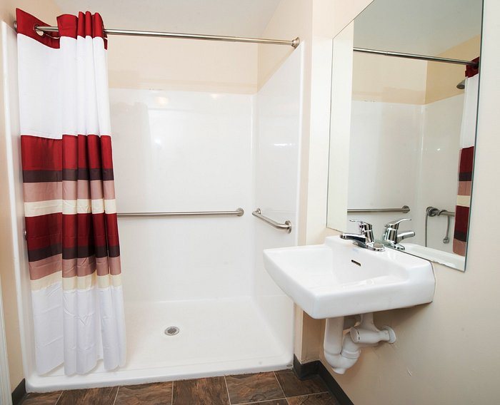 Red Roof Inn Suites Dickinson — Bathroom