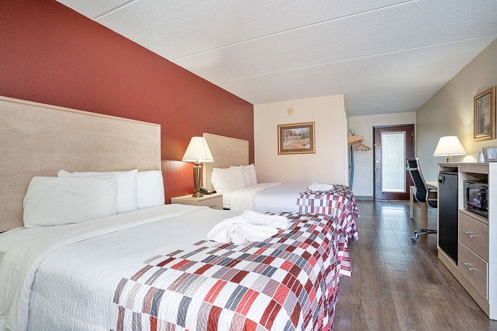 Red Roof Inn Suites Dickinson — Guest room