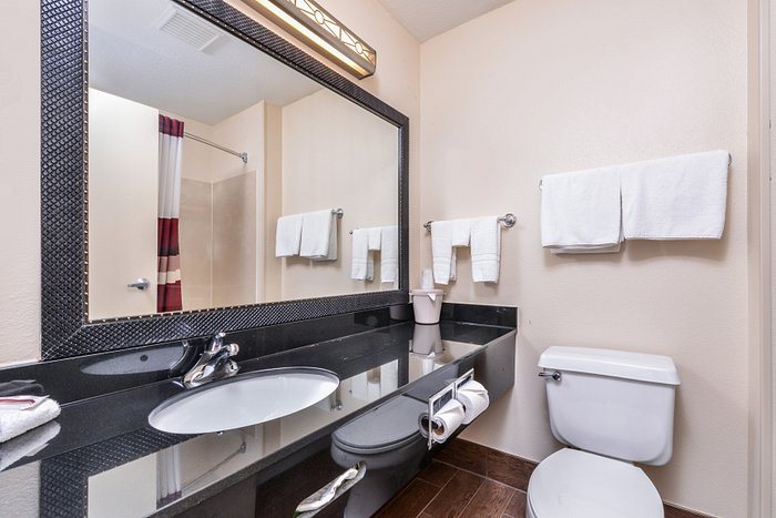 Red Roof Inn Suites Dover Downtown — Bathroom