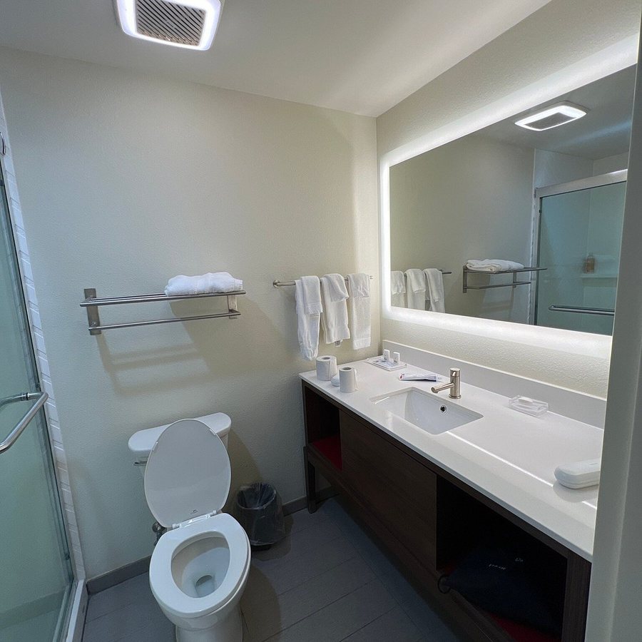 Red Roof Inn Suites Fayetteville Fort Bragg — Bathroom