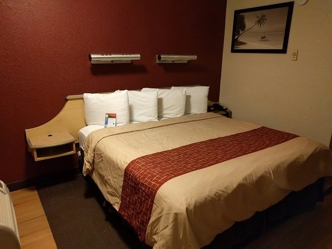 Red Roof Inn Suites Hinesville — Guest room