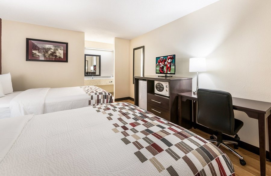 Red Roof Inn Suites Indianapolis Airport — Guest room