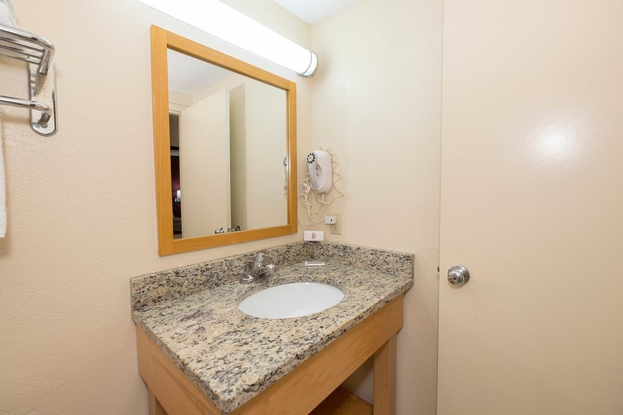 Red Roof Inn Suites Knoxville East — Bathroom