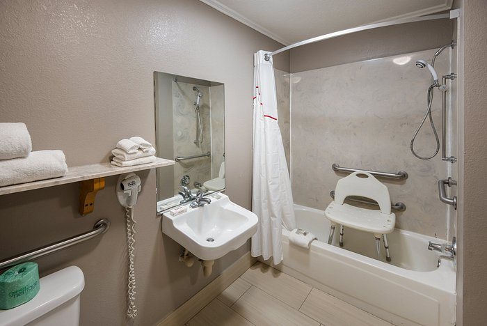 Red Roof Inn Suites Lexington Hamburg — Bathroom