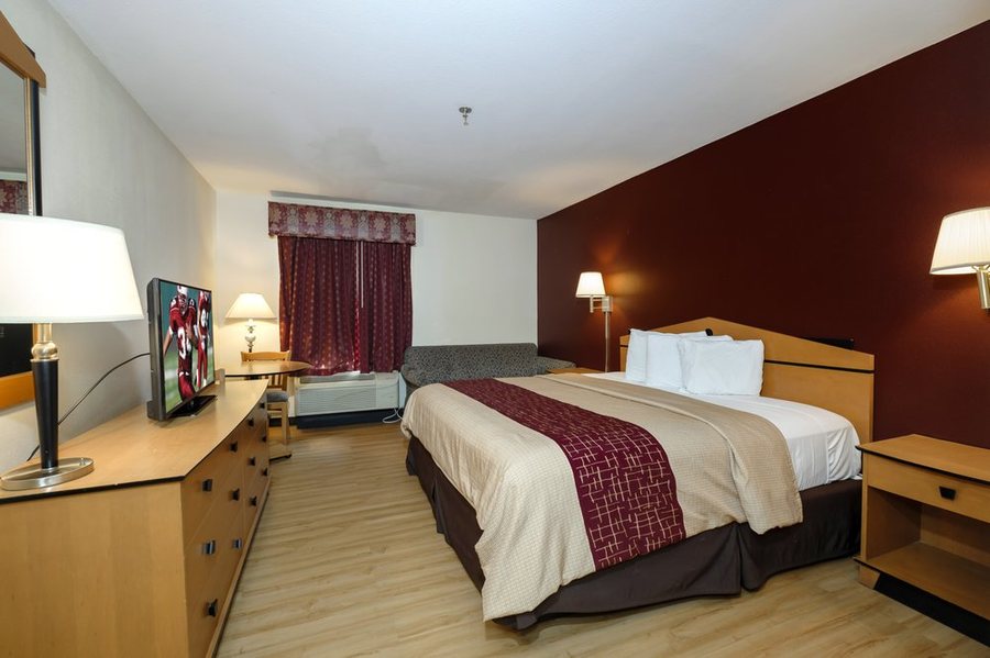 Red Roof Inn Suites Mobile SW I 10 — Guest room