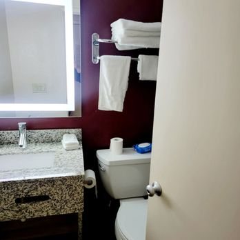 Red Roof Inn Suites Monterey — Bathroom