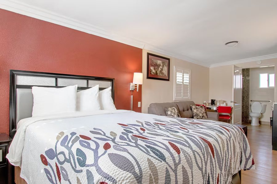Red Roof Inn Suites Monterey — Guest room