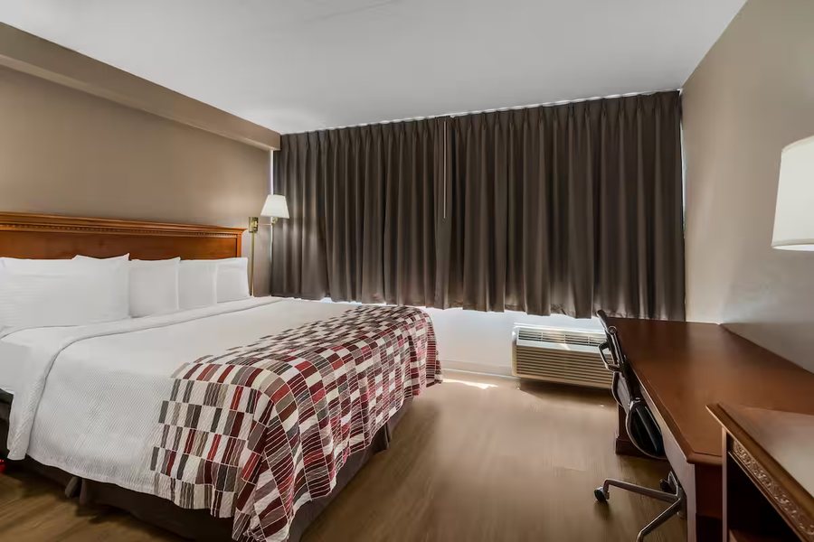 Red Roof Inn Suites Newark University — Guest room