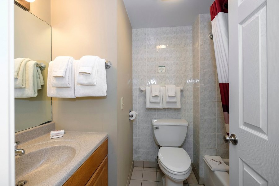 Red Roof Inn Suites Oxford — Bathroom