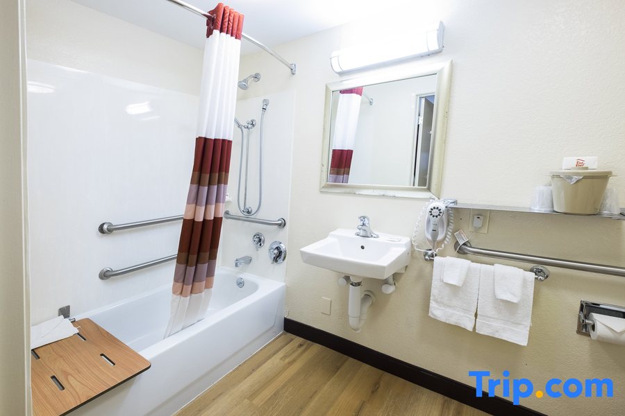 Red Roof Inn Suites Pensacola East Milton — Bathroom