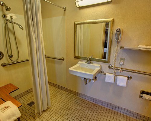 Red Roof Inn Suites Pensacola Nas Corry — Bathroom