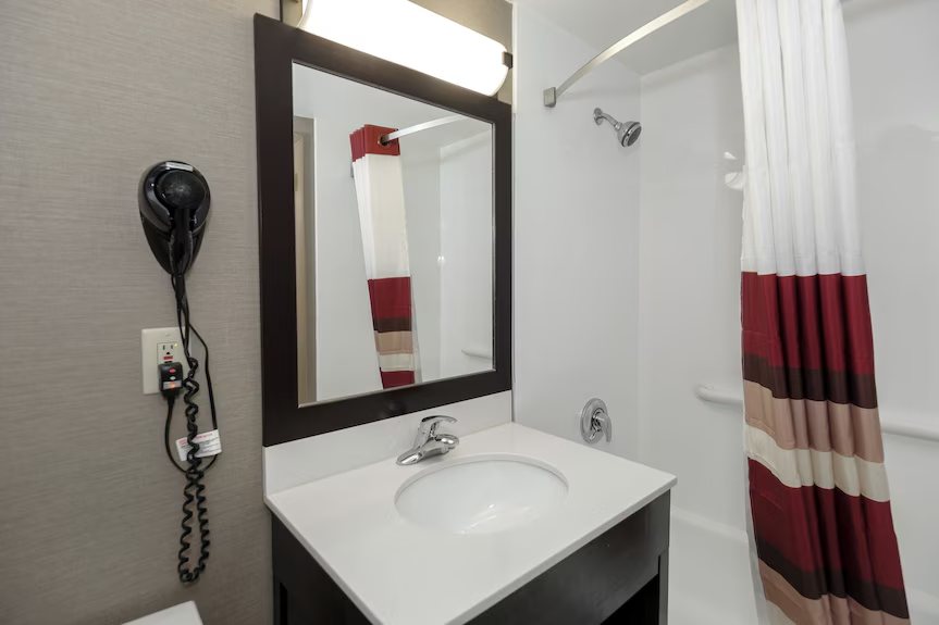 Red Roof Inn Suites Rome — Bathroom