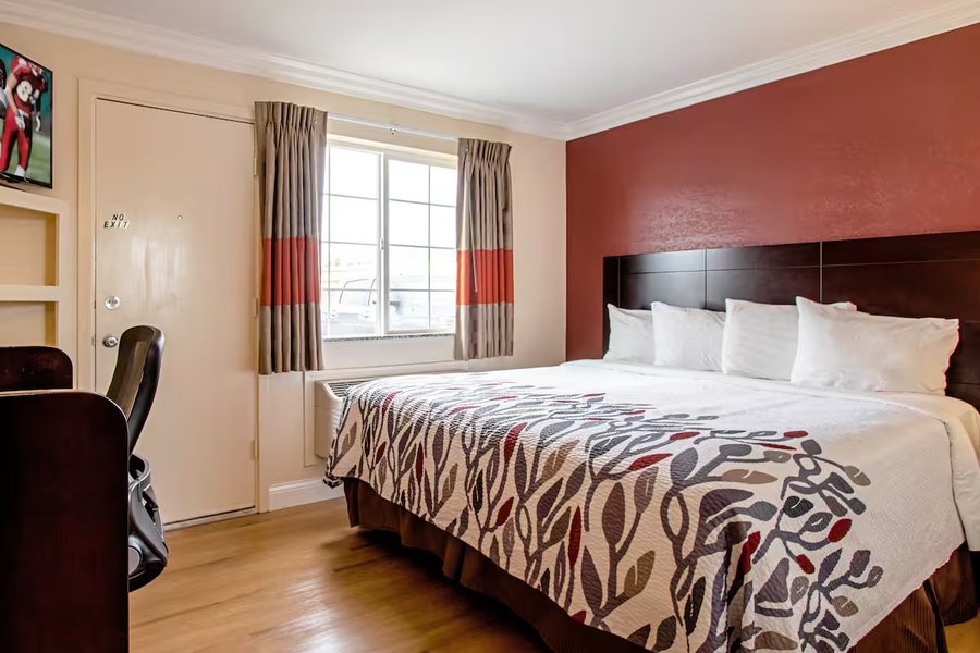 Red Roof Inn Suites Rome — Guest room