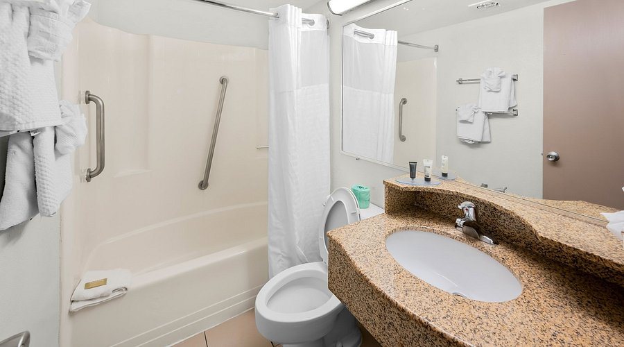 Red Roof Inn Suites Stafford VA Quantico — Bathroom