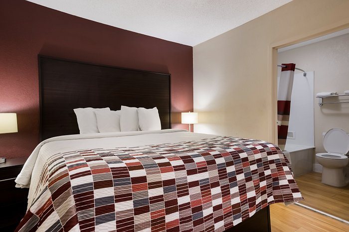 Red Roof Inn Suites Statesboro University — Guest room