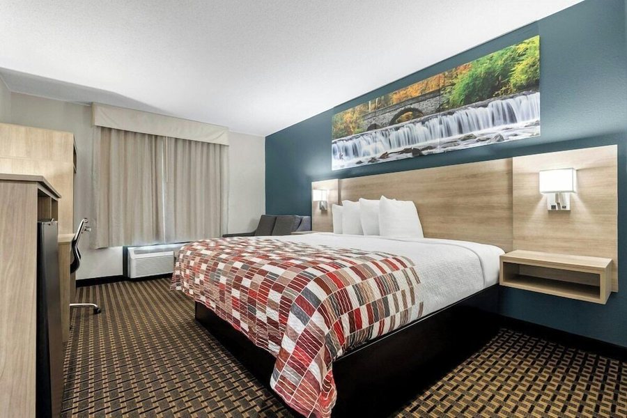 Red Roof Inn Suites Tomah — Guest room