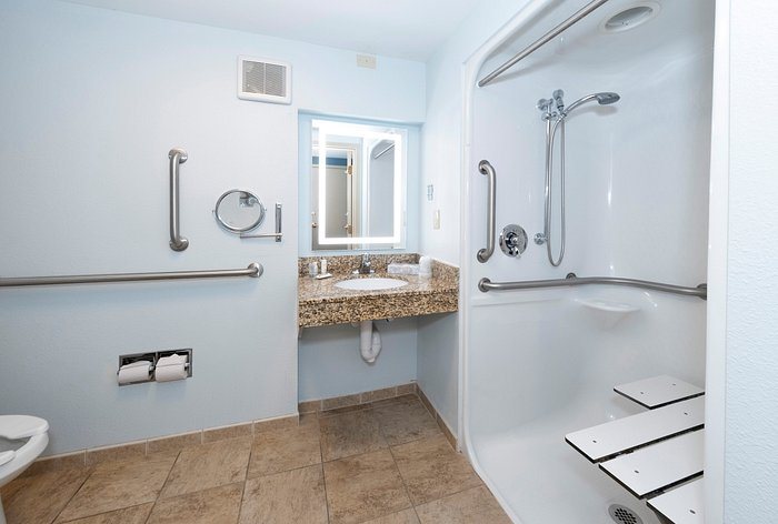 Red Roof Inn Suites Wilmington New Castle — Bathroom