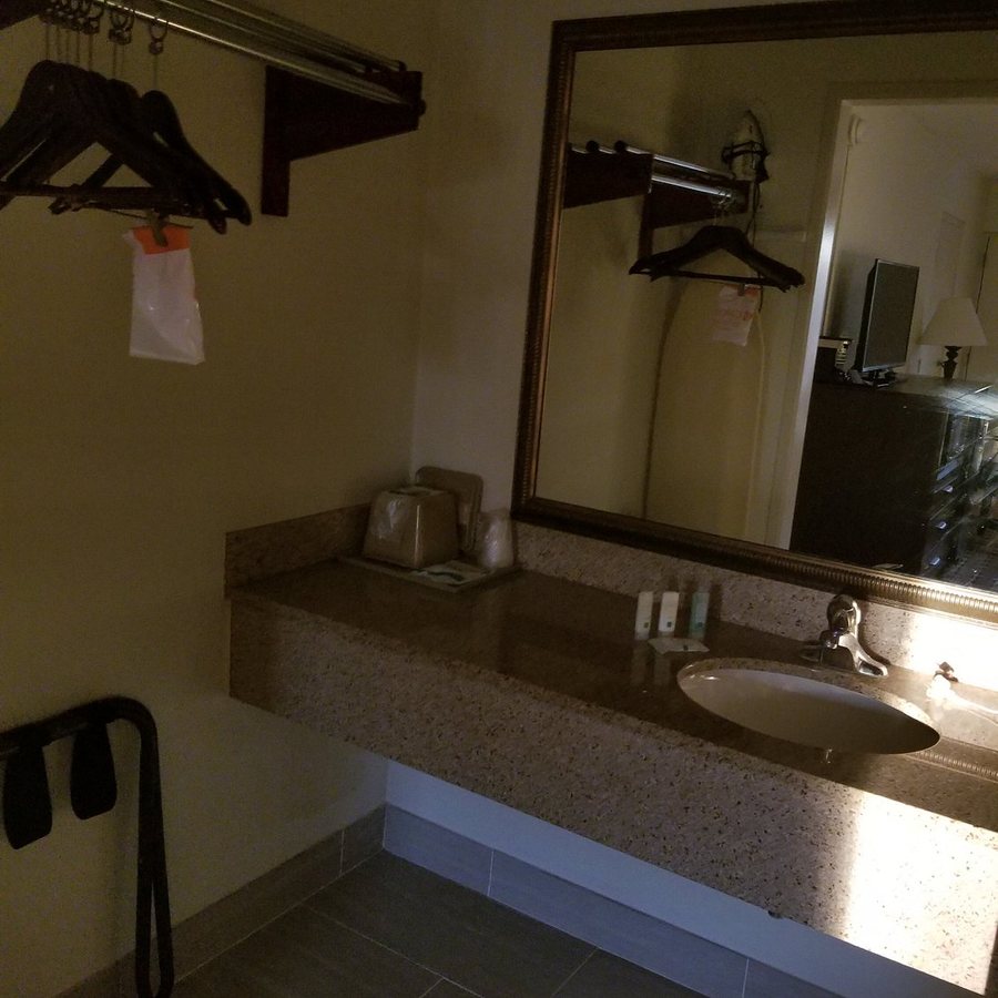 Red Roof Inn Tallahassee East — Bathroom