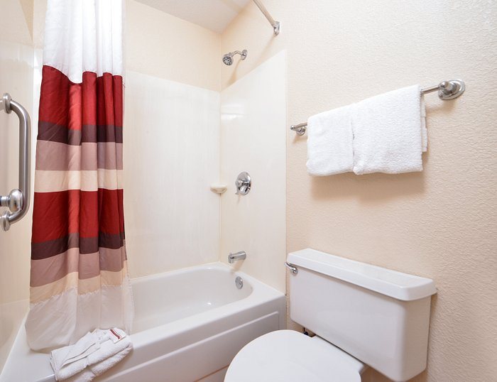 Red Roof Inn Tallahassee University — Bathroom