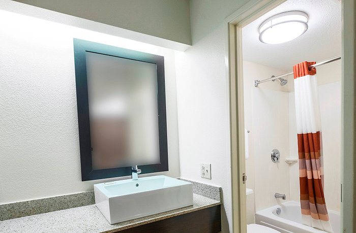 Red Roof Inn Toledo Maumee — Bathroom