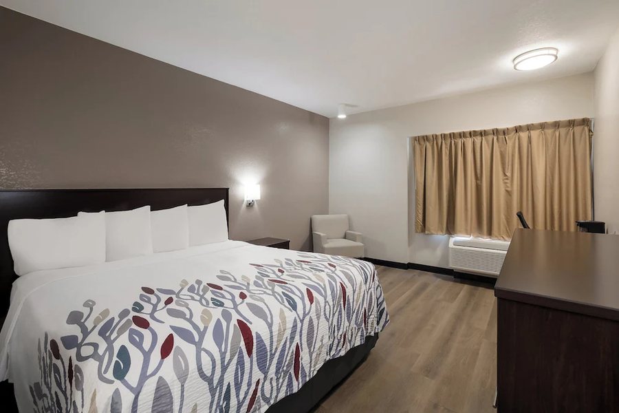 Red Roof Inn Tucson Downtown University — Guest room