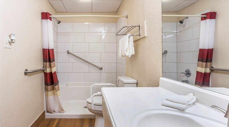 Red Roof Inn Vermillion U of South Dakota — Bathroom