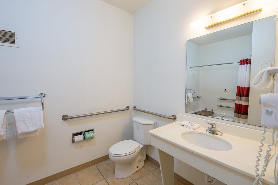 Red Roof Inn Vincennes Vincennes Indiana — Bathroom