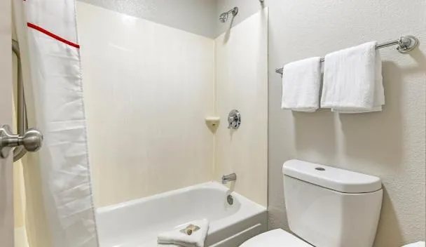 Red Roof Inn Washington DC Laurel — Bathroom