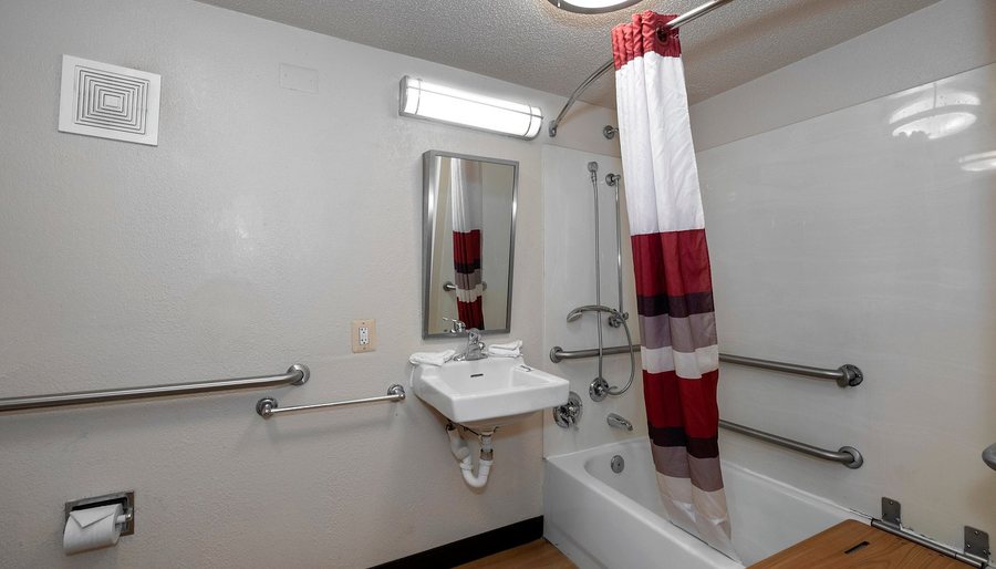 Red Roof Inn Washington DC — Bathroom