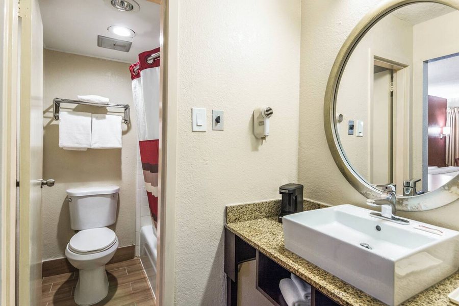 Red Roof Inn Williamsburg — Bathroom