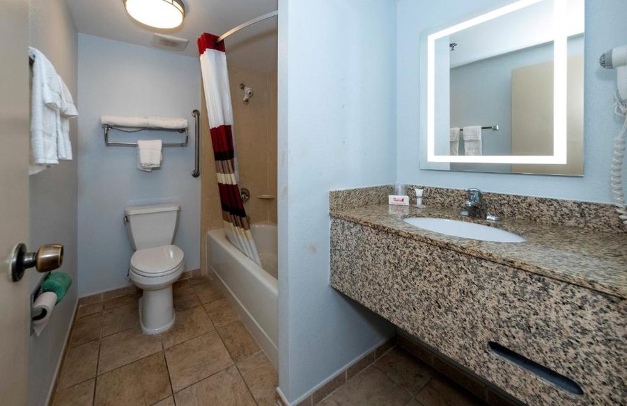 Red Roof Inn Wilmington Nc — Bathroom