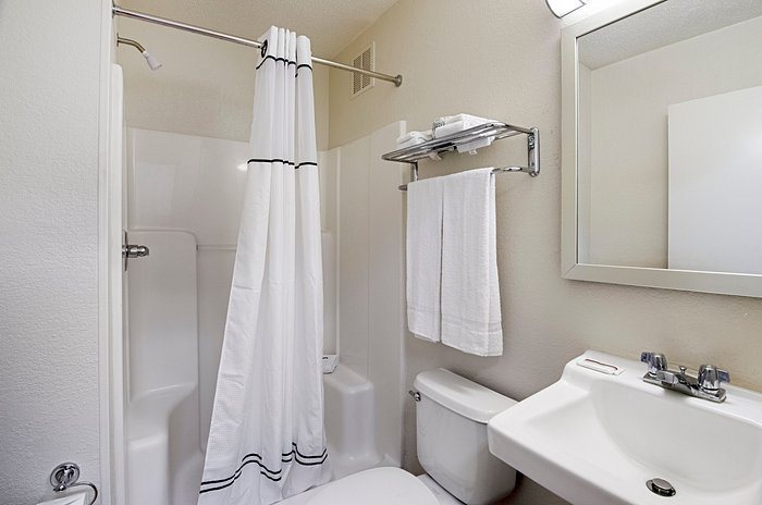 Red Roof Inn Winston Salem — Bathroom