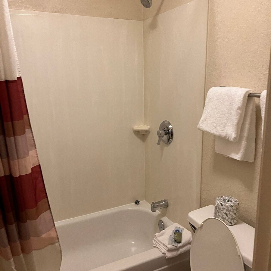 Red Roof PLUS Baltimore Washington DC BWI Airport — Bathroom