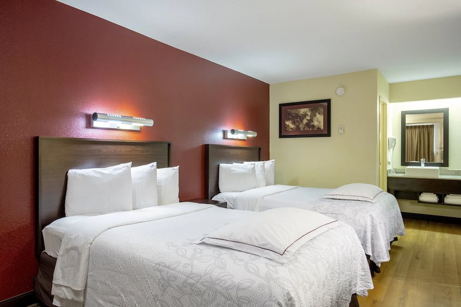 Red Roof PLUS Baltimore Washington DC BWI Airport — Guest room
