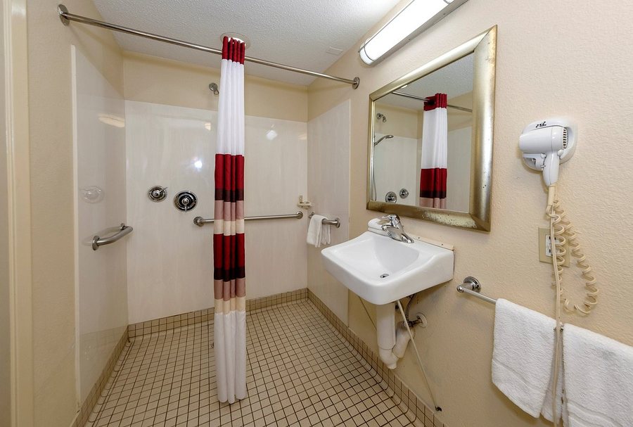 Red Roof Plus Dallas Addison — Bathroom