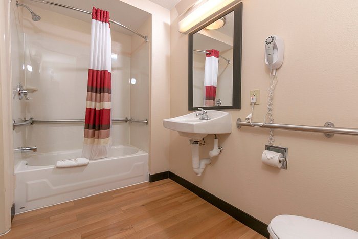 Red Roof PLUS Danville KY — Bathroom
