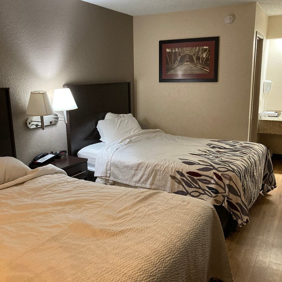 Red Roof PLUS Danville KY — Guest room