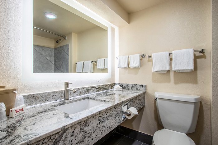 Red Roof PLUS El Paso East — Bathroom