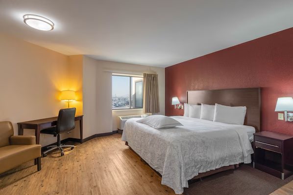 Red Roof PLUS El Paso East — Guest room