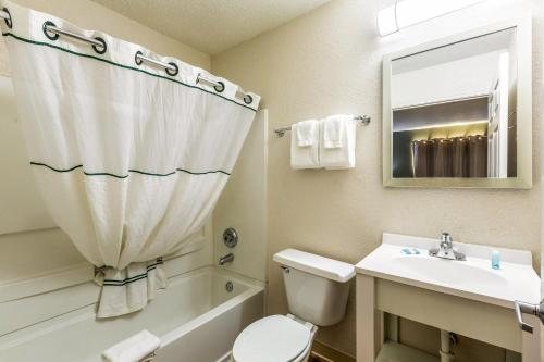 Red Roof Plus Gainesville — Bathroom