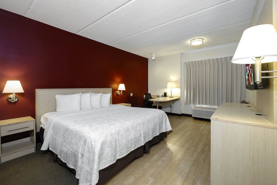 Red Roof Plus Gainesville — Guest room