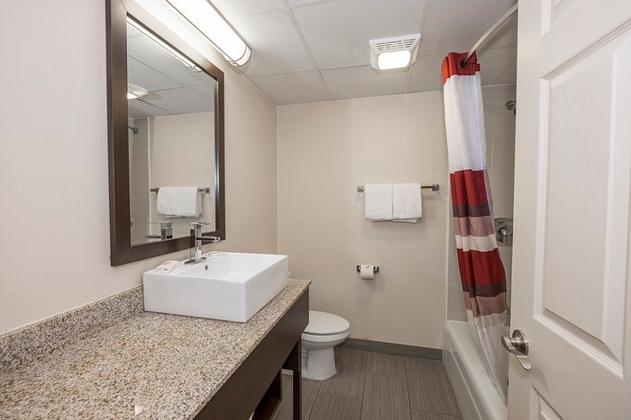Red Roof Plus Henderson — Bathroom